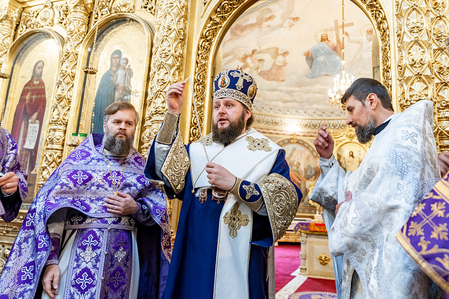 Божественная литургия в праздник Воздвижения Креста Господня в Троицком кафедральном соборе Подольска